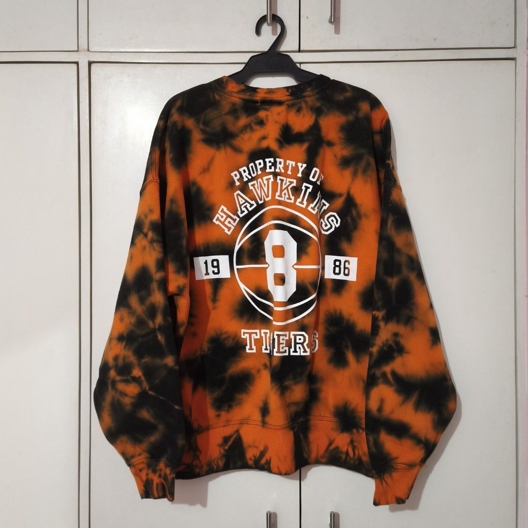 H&M Stranger Things Tie-Dye Oversized Fit Sweatshirt (Category: Longsleeves) located in Manila. Submitted by iyyuuuuuuuuh (Listing ID 1444669957, Image 2). Description: H&M x Stranger Things and Hawkins Tigers graphics Oversized fit, size XL. Very pretty .