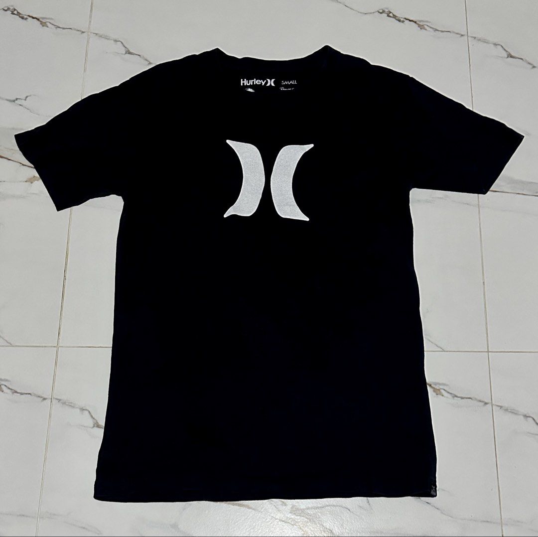 Hurley Black T-shirt Small (Category: Tshirts & Polo Shirts ) located in Candaba. Submitted by shokgold19 (Listing ID 1444608120, Image 1). Description: - Authentic Hurley black t-shirt - Size: Small - Material: 100% Cotton - Features iconic Hurley logo on front - Designed in Costa Mesa, California - Ideal for casual wear.