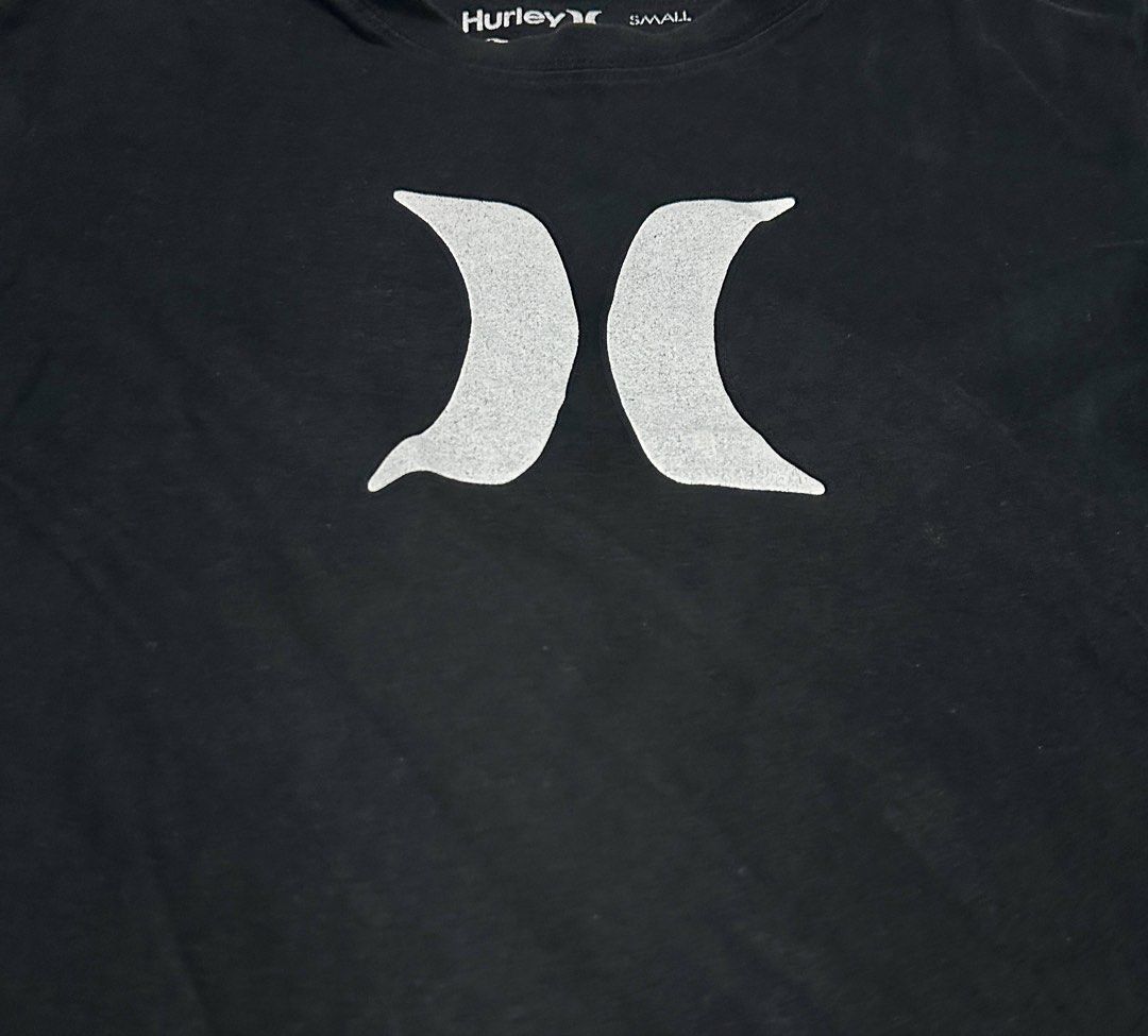Hurley Black T-shirt Small (Category: Tshirts & Polo Shirts ) located in Candaba. Submitted by shokgold19 (Listing ID 1444608120, Image 2). Description: - Authentic Hurley black t-shirt - Size: Small - Material: 100% Cotton - Features iconic Hurley logo on front - Designed in Costa Mesa, California - Ideal for casual wear.