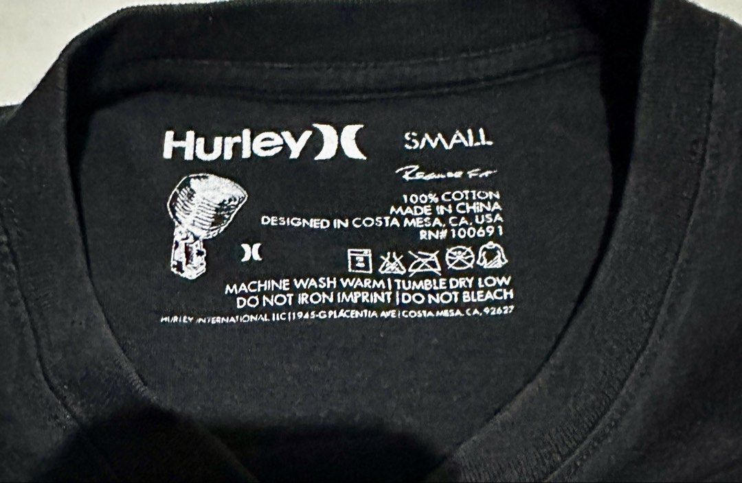 Hurley Black T-shirt Small (Category: Tshirts & Polo Shirts ) located in Candaba. Submitted by shokgold19 (Listing ID 1444608120, Image 3). Description: - Authentic Hurley black t-shirt - Size: Small - Material: 100% Cotton - Features iconic Hurley logo on front - Designed in Costa Mesa, California - Ideal for casual wear.