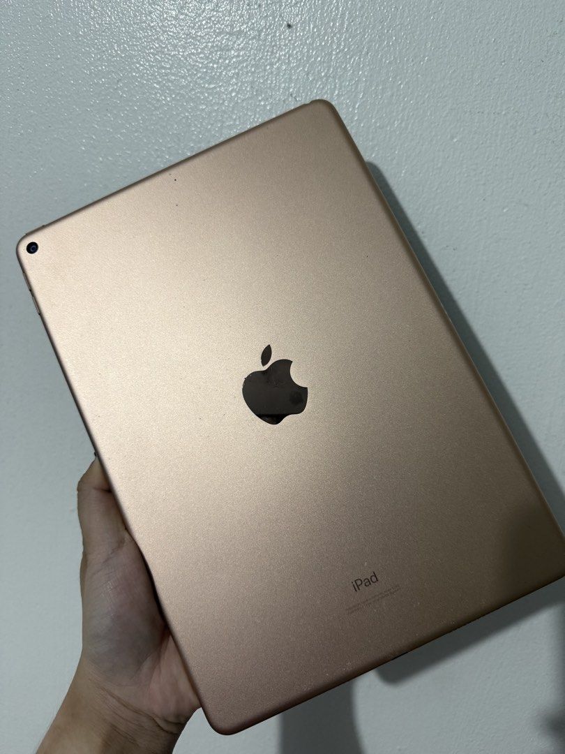 iPad Air 3 64GB (Category: Other Gadgets) located in Manila. Submitted by madsxzci (Listing ID 1444502411, Image 3). Description: FOR SALE: iPad Air 3 64GB DETAILS: -Good camera both sides -Good for studying -Malakas volume -No box -Fingerprint working INCLUSIONS: -with fast charger (anker) -comes with 2 cases (still brand new) ISSUES: minor scratches at the back, may basag sa taas (see pics) Price: 8k can go lower for sure buyer loc: tondo manil