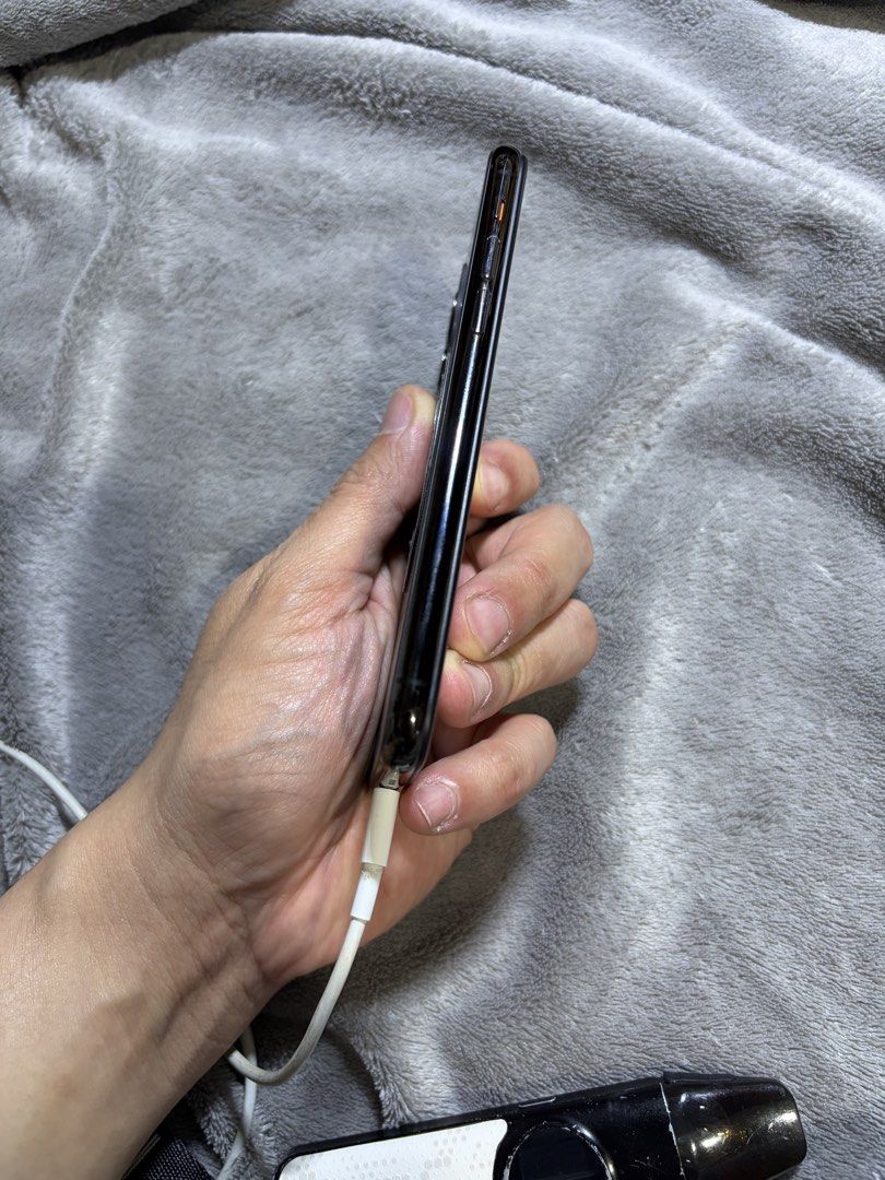 Iphone 11 pro 256 (Category: iPhone 11 Series) located in Munoz. Submitted by olxph_420226837 (Listing ID 1444640080, Image 3). Description: Well used hnd lang halata, - replaced screen not original - replaced battery not original - may crack back glass Possible issue sa screen so pwd ireplace or pwd kahuyin for parts The rest mukang bago .