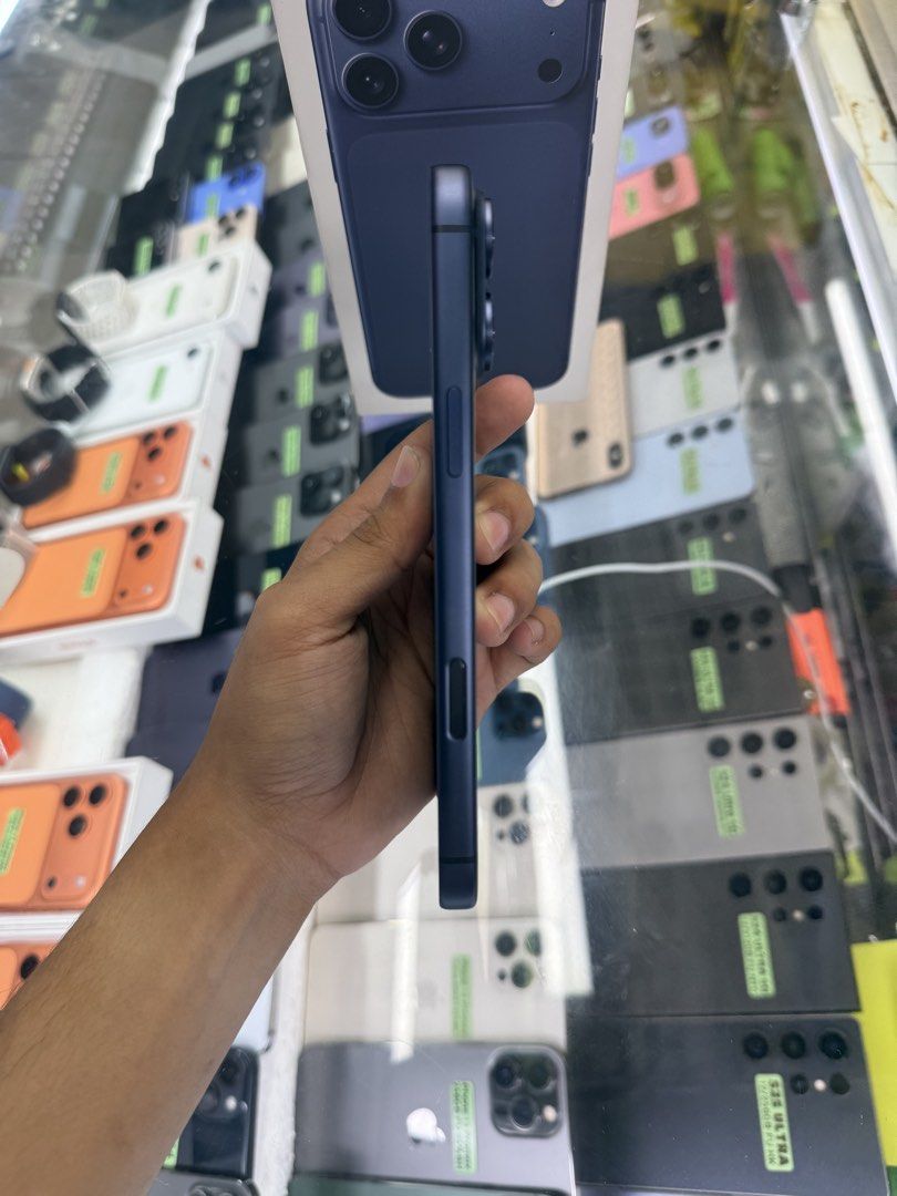 iPhone 17 Pro Max Smart Lock 256gb 100% batt with same serial box ntc approved (Category: iPhone 17 Series) located in Manila. Submitted by carimgadgets (Listing ID 1444677743, Image 2). Description: .