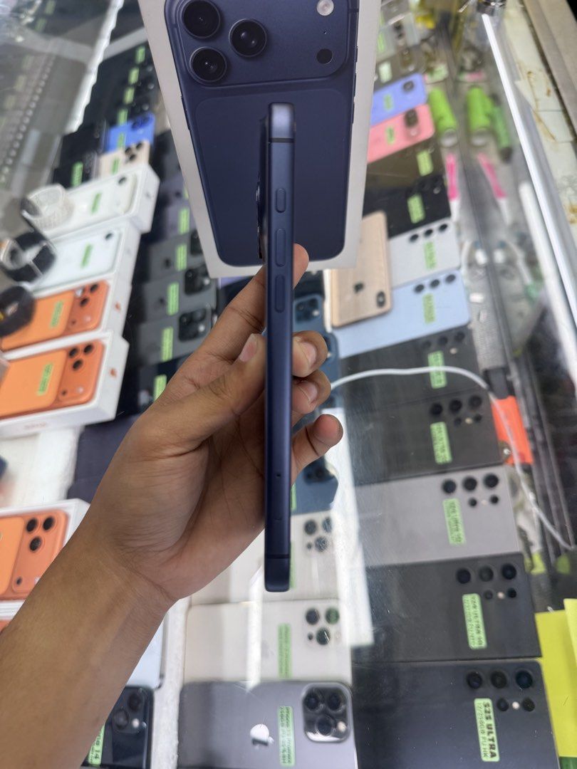 iPhone 17 Pro Max Smart Lock 256gb 100% batt with same serial box ntc approved (Category: iPhone 17 Series) located in Manila. Submitted by carimgadgets (Listing ID 1444677743, Image 3). Description: .
