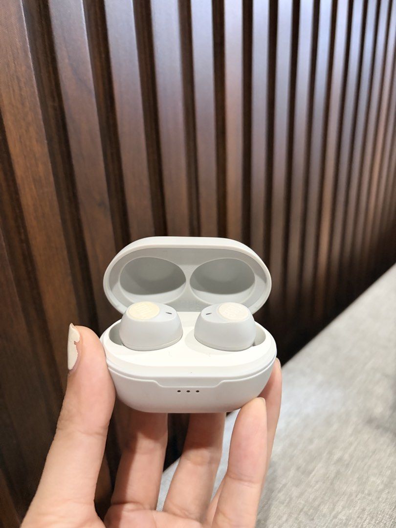 JBL Wireless Earbuds with Charging Case (Category: Earphones) located in Manila. Submitted by jeyn.31 (Listing ID 1444572627, Image 1). Description: - White JBL wireless earbuds - Includes charging case - USB-C charging port - Case features battery indicator lights - Ideal for music and calls - Compact and portable design Rfs: need headphones for gaming.