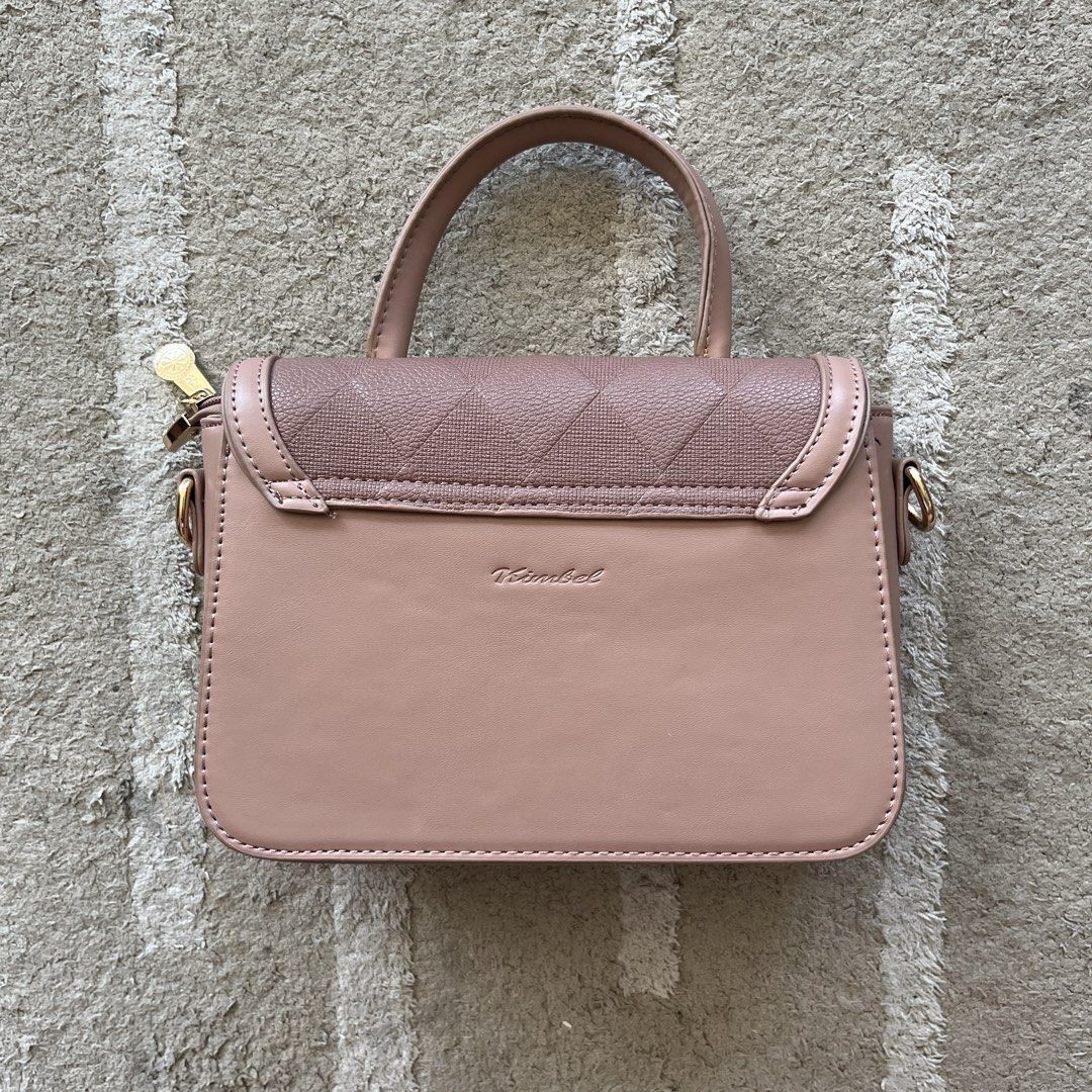 Kimbel Handle Bag (Category: Luxury Bags & Wallets) located in Las Pinas. Submitted by gavldrn (Listing ID 1444518928, Image 2). Description: 📌 Actual photos posted 💰 ₱600 negotiable (NOW ₱300) 📦 Can ship nationwide 💬 PM for more details and additional photos.