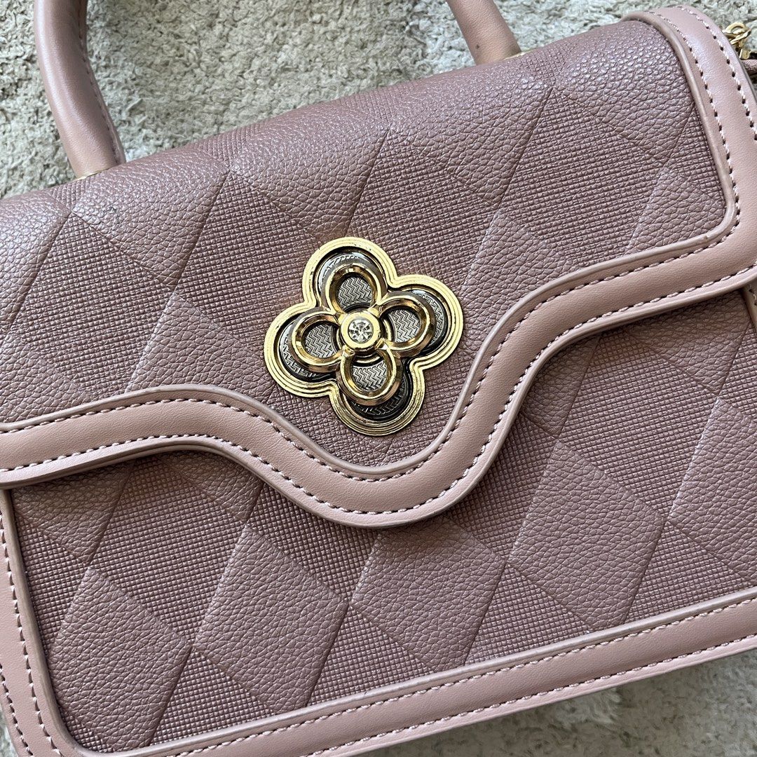 Kimbel Handle Bag (Category: Luxury Bags & Wallets) located in Las Pinas. Submitted by gavldrn (Listing ID 1444518928, Image 3). Description: 📌 Actual photos posted 💰 ₱600 negotiable (NOW ₱300) 📦 Can ship nationwide 💬 PM for more details and additional photos.
