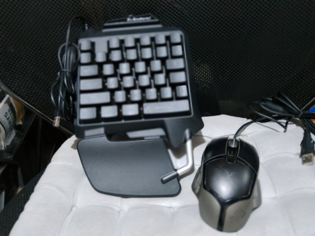K-Snake G92 Gaming Keyboard and Mouse Set (Category: Computer Keyboard) located in Manila. Submitted by boyhet.thrift15 (Listing ID 1444620878, Image 1). Description: - K-Snake G92 Gaming Keyboard & Mouse Set - Wired USB connection for both devices - Keyboard features a comfortable wrist rest and numerous keys - Ergonomic mouse designed for comfort during long gaming sessions - Tested and confirmed to be in working condition -foxxray gaming mouse