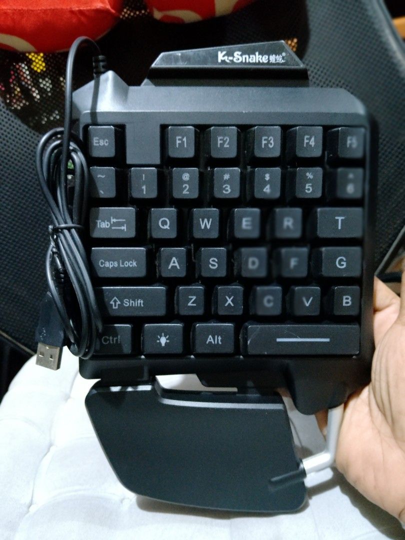K-Snake G92 Gaming Keyboard and Mouse Set (Category: Computer Keyboard) located in Manila. Submitted by boyhet.thrift15 (Listing ID 1444620878, Image 2). Description: - K-Snake G92 Gaming Keyboard & Mouse Set - Wired USB connection for both devices - Keyboard features a comfortable wrist rest and numerous keys - Ergonomic mouse designed for comfort during long gaming sessions - Tested and confirmed to be in working condition -foxxray gaming mouse