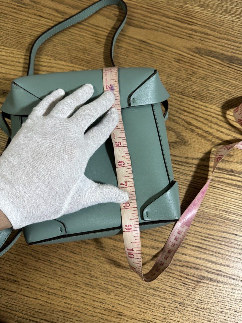 Leather bag (Category: Cross-body Bags) located in Cainta. Submitted by simoun19 (Listing ID 1444624541, Image 2). Description: Cross body bag Leather Magnetic closure .