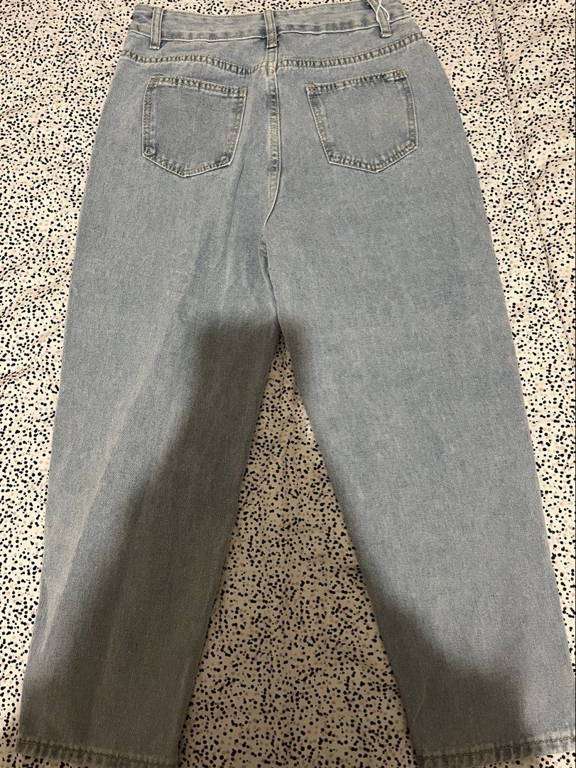 Light Wash High Waisted Baggy Jeans (Category: Jeans) located in Makati City. Submitted by nat____ (Listing ID 1444532089, Image 3). Description: - Light wash denim jeans - Adjustable waist through front buttons (can fjt xxs-xs) - short length good for short people - Never worn - Baggy silhouette - Ideal for casual, everyday wear - Comfortable and stylish.