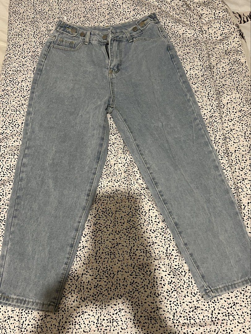 Light Wash High Waisted Baggy Jeans (Category: Jeans) located in Makati City. Submitted by nat____ (Listing ID 1444532089, Image 2). Description: - Light wash denim jeans - Adjustable waist through front buttons (can fjt xxs-xs) - short length good for short people - Never worn - Baggy silhouette - Ideal for casual, everyday wear - Comfortable and stylish.