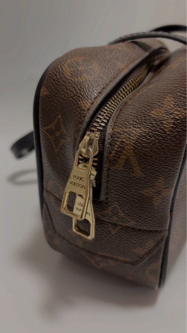Louis Vuitton Handbag (Category: Luxury Bags & Wallets) located in Manila. Submitted by proxeeshopper (Listing ID 1444653020, Image 3). Description: .