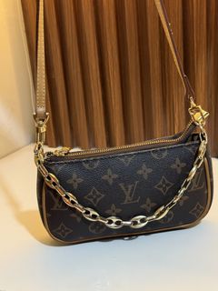 (Category: ) located in . Submitted by THRIFTTHRILLBAGS (Listing ID 1444506489, Image 1). Description: .