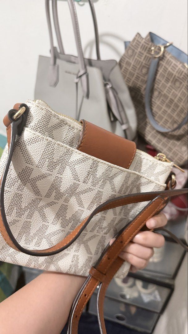 Michael Kors MK Signature Monogram Wallet Pouch (Category: Luxury Bags & Wallets) located in Manila. Submitted by backupaccount2 (Listing ID 1444631784, Image 3). Description: - Authentic Michael Kors monogram wallet pouch - Color: White and brown - Multiple card slots - Zippered compartments for secure storage - Elegant gold hardware details - Detachable wrist strap for convenience - Ideal for organizing your daily essentials.