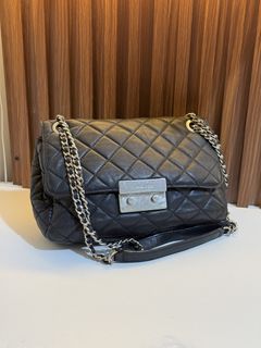 (Category: ) located in . Submitted by THRIFTTHRILLBAGS (Listing ID 1444503711, Image 1). Description: .