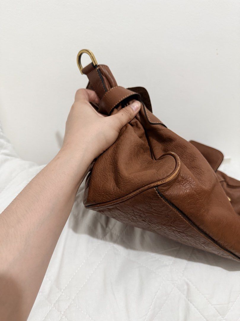 Mulberry Alexa (Category: Luxury Bags & Wallets) located in Manila. Submitted by prelovedbyramiah (Listing ID 1444590342, Image 2). Description: No strap authentic 14 to 17 inch expandable.