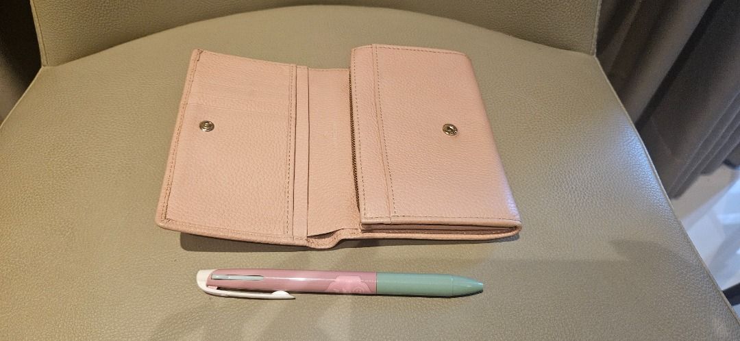 Mulberry Tree French Purse Wallet (Category: Luxury Bags & Wallets) located in Quezon City. Submitted by prelovedpieces0808 (Listing ID 1444549191, Image 2). Description: - Authentic Preloved Mulberry Tree French Purse Wallet in Rosewater Small Classic Grain with Gold Hardware - Crafted from premium textured leather - Multiple card slots for organization - Convenient zipped coin compartment - Secure snap button closure - Compact and small, fits e