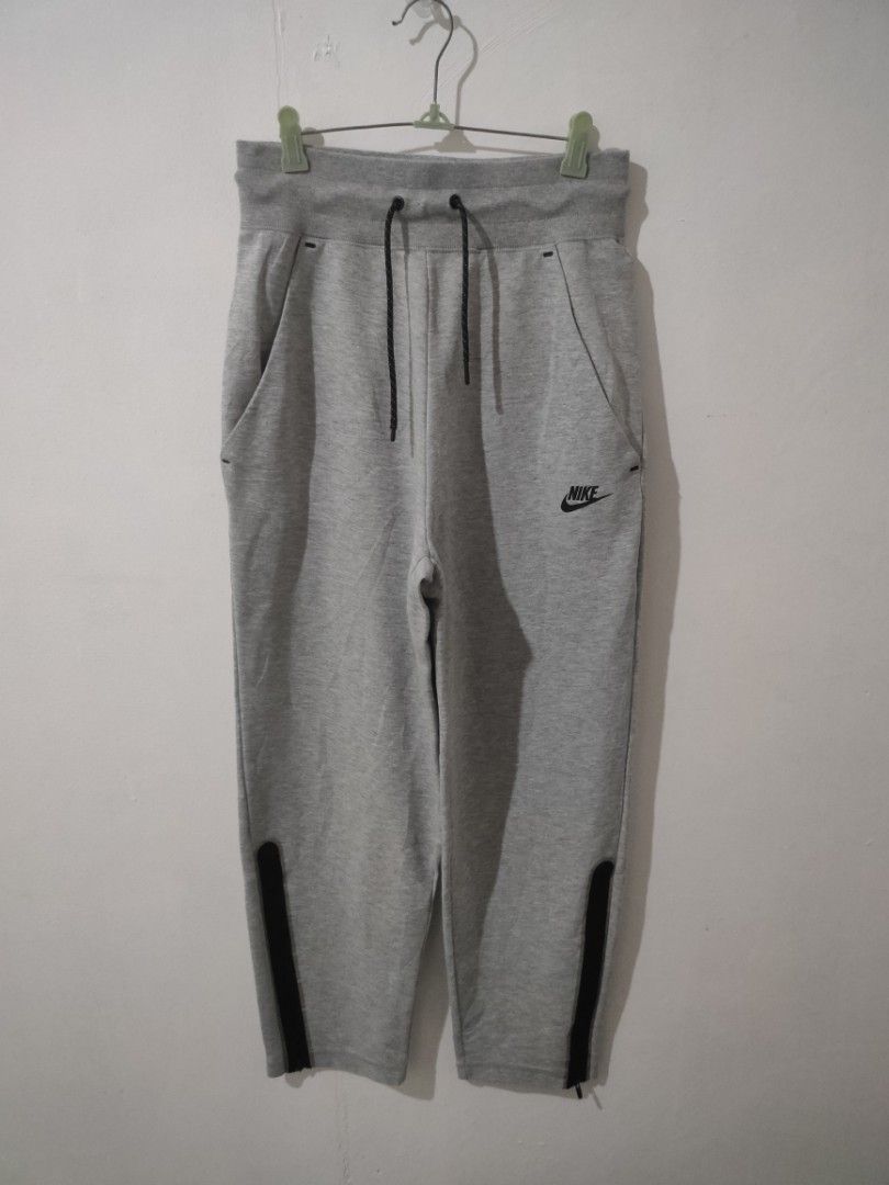 Nike Techfleece Pants (Category: Joggers) located in Ozamiz City. Submitted by ukaygrails (Listing ID 1444548514, Image 1). Description: Excellent condition No issue Waist 28-32 L39 hem 7.