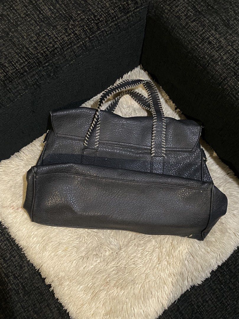 Nine West Black Pebbled Leather Handbag (Category: Looking For) located in Davao. Submitted by kluxfinds (Listing ID 1444633306, Image 3). Description: .