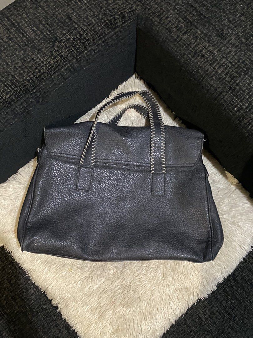 Nine West Black Pebbled Leather Handbag (Category: Looking For) located in Davao. Submitted by kluxfinds (Listing ID 1444633306, Image 2). Description: .