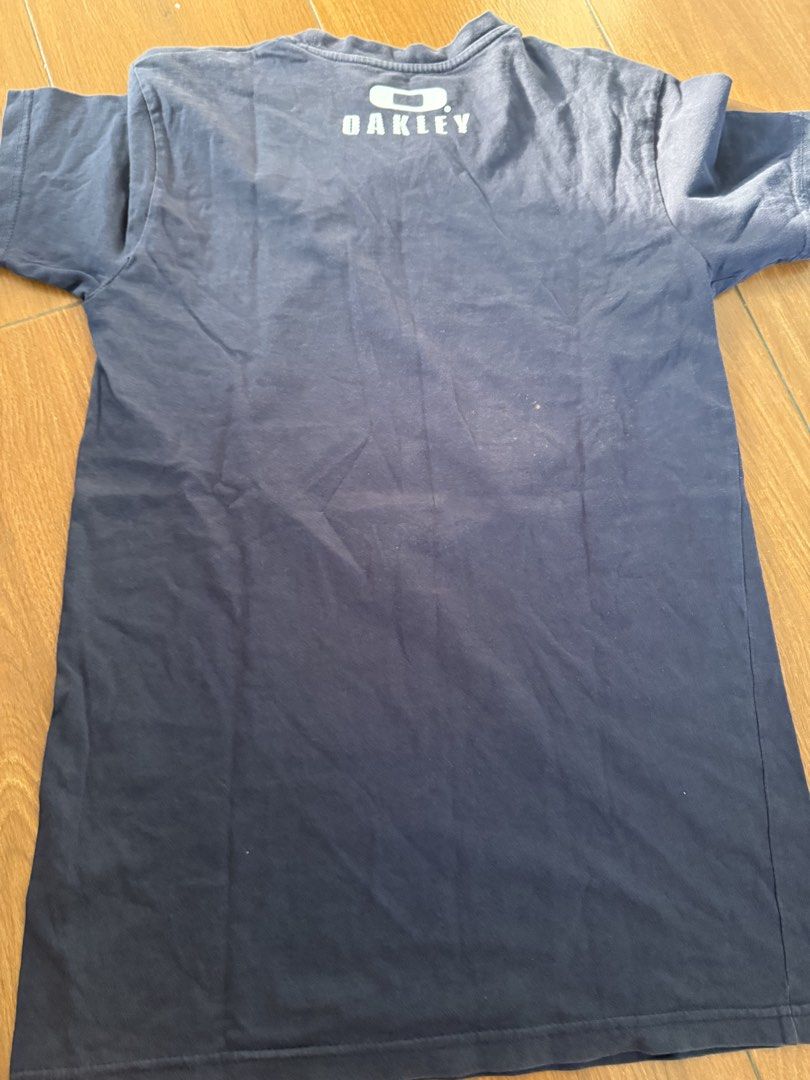 Oakley Regular Fit T-Shirt Size M (Category: Tshirts & Polo Shirts ) located in Bulacan. Submitted by emjay_17 (Listing ID 1444580414, Image 3). Description: - Navy blue Oakley t-shirt - Size: Medium (M) - Regular fit - Graphic logo on the front - Small Oakley logo on the back near the collar - Made in Bangladesh - Ideal for casual wear.