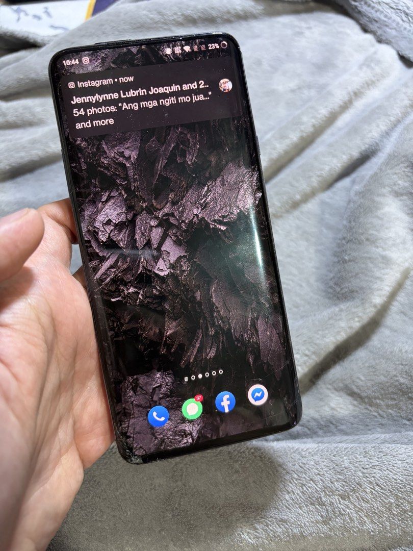 One plus 7 pro 256gb (Category: OnePlus) located in Munoz. Submitted by olxph_420226837 (Listing ID 1444637597, Image 2). Description: Very well used - cracked glass sa screen - burn marks on the LCD (not actual burn marks) - swollen battery Mura lang battery sa shoppee ready to replace narin ddikit nalang back glass Aside from that apaka bilis pa na phone la pang lag (na laglag lang) .