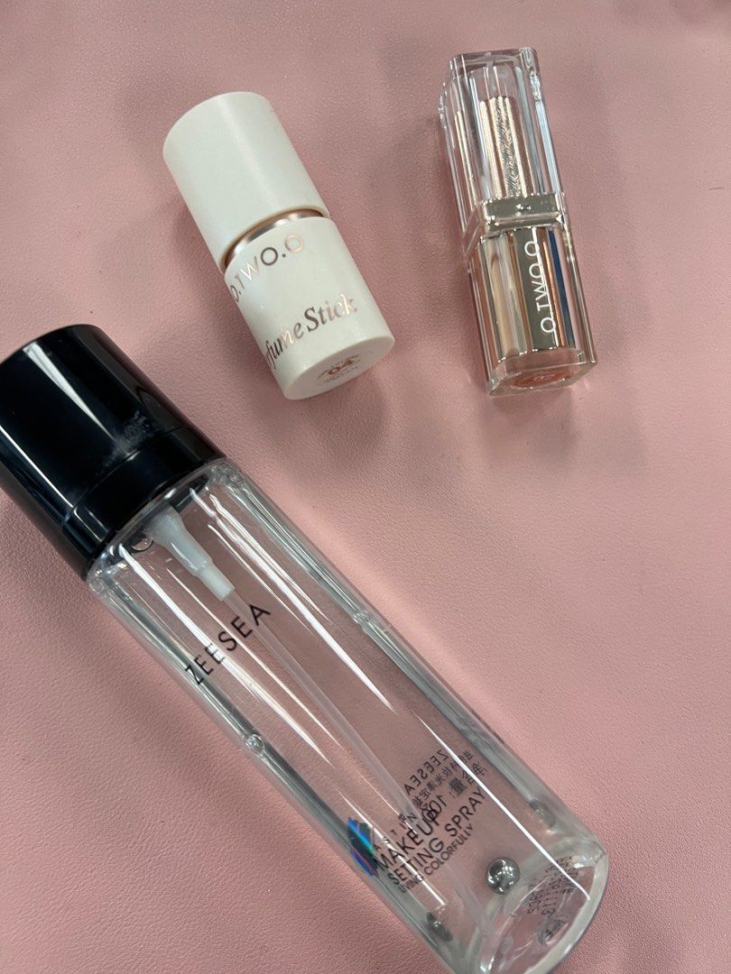 OTWOO ZEESEA Lipstick Setting Spray Perfume Stick Set (Category: Makeup) located in Cainta. Submitted by achibeacorner (Listing ID 1444506903, Image 2). Description: Decluttering makeup Sold as set Perfect sa beginners.