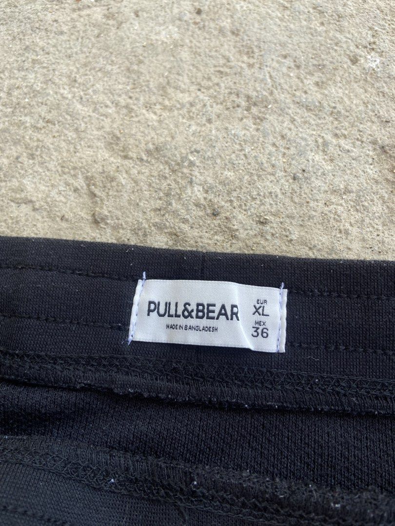 Pull & Bear Black Short (Category: Shorts) located in Zaragoza. Submitted by abasolo_jv (Listing ID 1444514215, Image 3). Description: Good Condition 9.8/10 Color rate no issue size 36 -40x19.5 Dimes XL size .