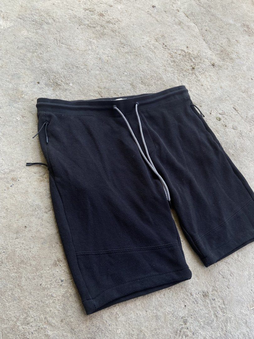 Pull & Bear Black Short (Category: Shorts) located in Zaragoza. Submitted by abasolo_jv (Listing ID 1444514215, Image 2). Description: Good Condition 9.8/10 Color rate no issue size 36 -40x19.5 Dimes XL size .