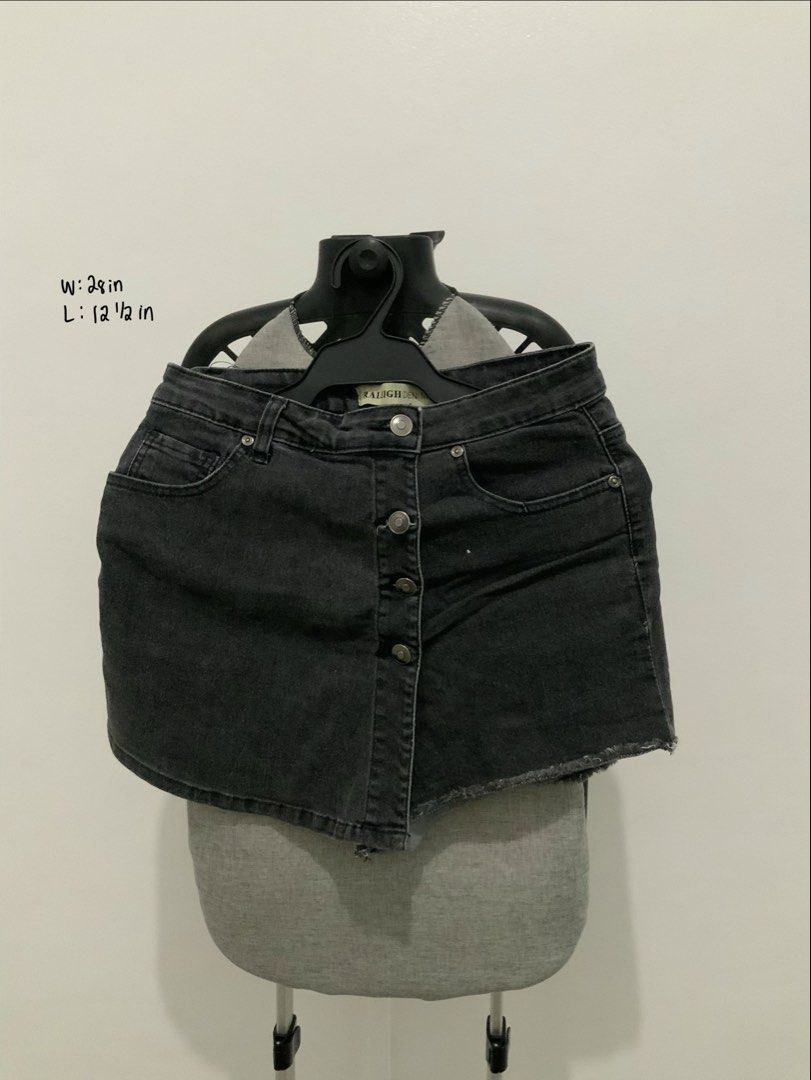 Raleigh Denim Skort Size 28 (Category: Skirts) located in Taguig. Submitted by mstyphoon (Listing ID 1444531404, Image 1). Description: - Raleigh black denim skirt - Button front closure - Raw hem detail - Waist: 28 inches - Length: 12.5 inches - Ideal for casual wear.