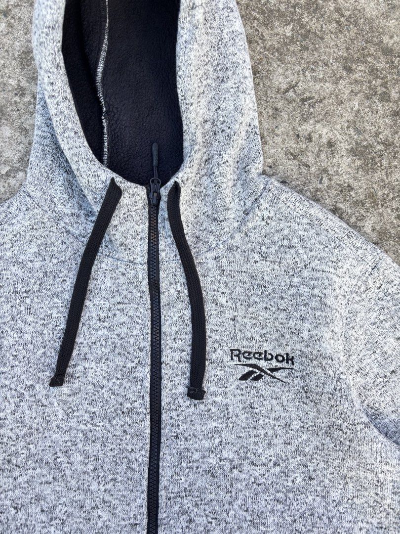 REEBOOK HOODIE (M-L) (Category: Coats, Jackets and Outerwear) located in Pasay City. Submitted by __handpickeddd (Listing ID 1444586607, Image 2). Description: REBOOK HOODIE (M-L) ✅Authentic 22’ Width 25’ Length 💰800 Pesos Only 📍Pasay ‼️Ship Nationwide via JnT ‼️Meetup 💰800 Pesos Only 📍Pasay ‼️Ship Nationwide via JnT ‼️Meetup .