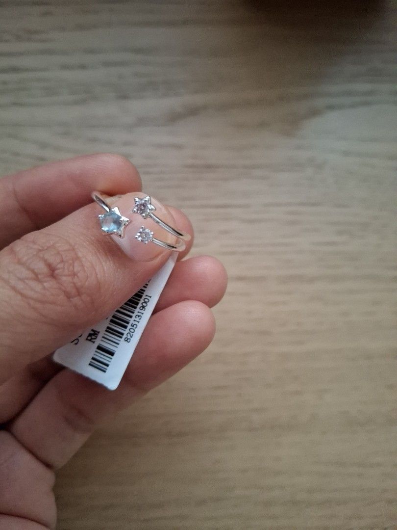Ring (Category: Rings) located in Singapore. Submitted by gummiebearr (Listing ID 1444590455, Image 3). Description: size 6.