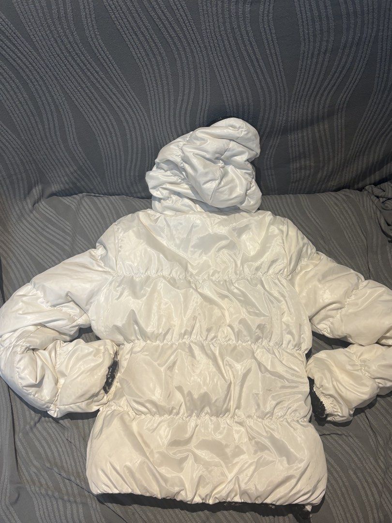 Roxy Reversible Puffer Jacket White/Black Pattern (Category: Coats, Jackets and Outerwear) located in Quezon City. Submitted by castrob21 (Listing ID 1444624381, Image 2). Description: - Roxy reversible jacket - Size: Medium - Two looks in one: shiny white puffer OR black & white patterned fleece - Hooded design - Two zip pockets on the white puffer side.