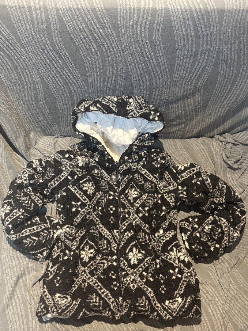 Roxy Reversible Puffer Jacket White/Black Pattern (Category: Coats, Jackets and Outerwear) located in Quezon City. Submitted by castrob21 (Listing ID 1444624381, Image 3). Description: - Roxy reversible jacket - Size: Medium - Two looks in one: shiny white puffer OR black & white patterned fleece - Hooded design - Two zip pockets on the white puffer side.