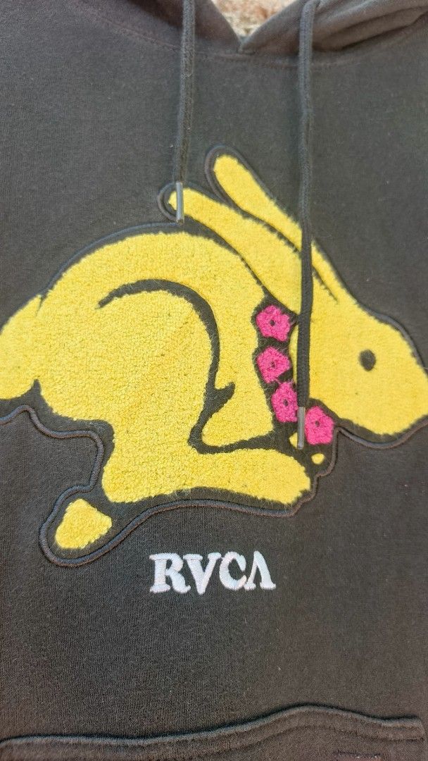 RVCA Black Hoodie with Yellow Rabbit Graphic (Category: Coats, Jackets and Outerwear) located in Manila. Submitted by yuzthrift (Listing ID 1444570430, Image 2). Description: RVCA x EVAN MOCK HOODIE ‎ ‎Size : medium ‎Dimes : 21.5 x 28 ‎9.9/10 colorate ‎Issue : cut wash tag ( stitch) ‎ ‎350Php + shipping.
