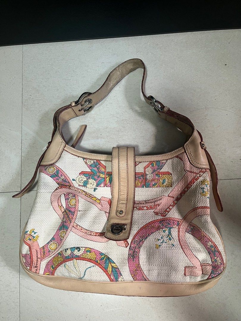 Salvatore Ferragamo kili shoulder bag (Category: Luxury Bags & Wallets) located in Quezon City. Submitted by bebegaze (Listing ID 1444545525, Image 1). Description: With flaws sa handle, dirt on the body, but clean inside. Very nice color and design. .