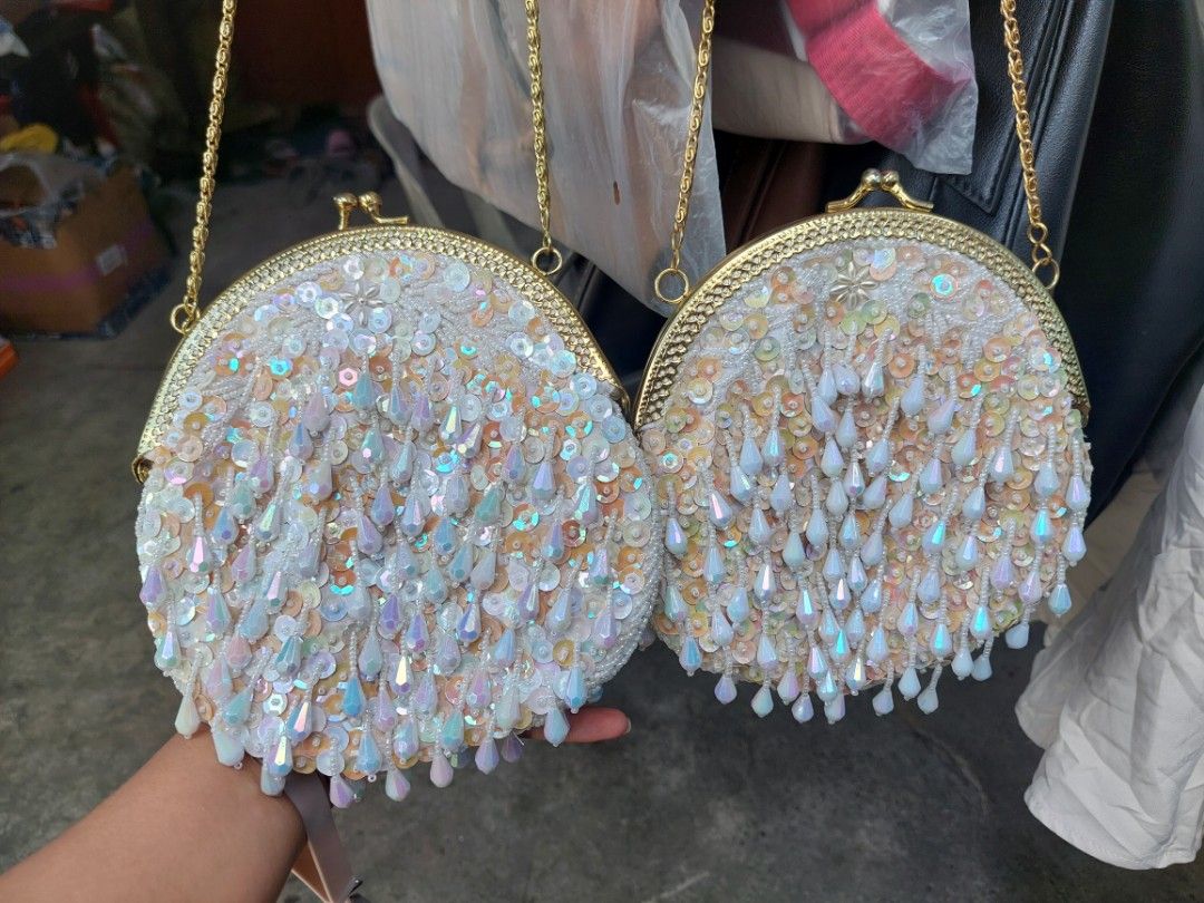 Sequined Clam Kisslock Sling bag (Category: Purses & Pouches) located in Baguio. Submitted by hannathriftsy2k (Listing ID 1444538125, Image 2). Description: 1 AVAILABLE Super pretty in actuallll i swearr 🫶🏻.