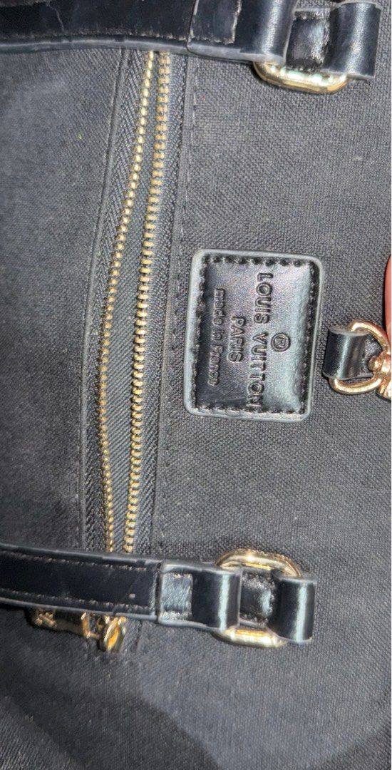 Shoulder bag (Category: Shoulder Bags) located in Quezon City. Submitted by reidify (Listing ID 1444678627, Image 2). Description: pm for more info/pics.