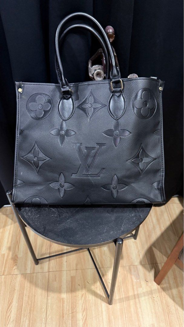 Shoulder bag (Category: Shoulder Bags) located in Quezon City. Submitted by reidify (Listing ID 1444678627, Image 1). Description: pm for more info/pics.