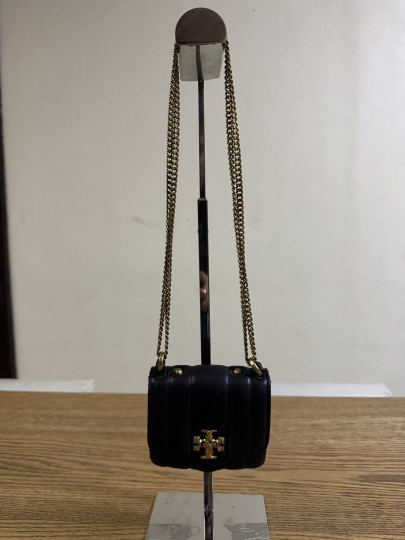 Small bag (Category: Cross-body Bags) located in Cainta. Submitted by simoun19 (Listing ID 1444623036, Image 1). Description: Accent bag for ootd Gold long chain Synthetic leather .