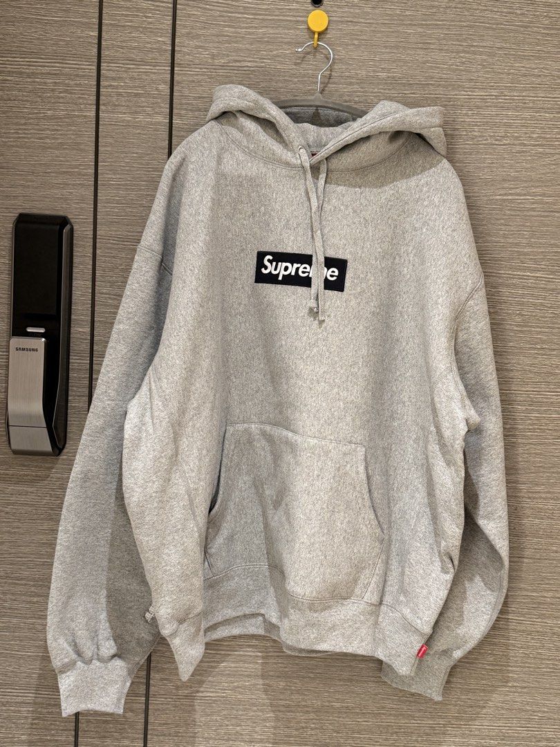 Supreme Box Logo 連帽衛衣 （分類：衛衣）位於 Hong Kong。 由 glcnetkk 提交（商品編號 1444648336，圖片 1）。簡介： Supreme 灰色 Box Logo 連帽衛衣，加拿大製。XL碼。前面有經典 Box Logo，後面係素色。衫身有口袋。著落好舒服，適合冬天著。有興趣可以問吓。。