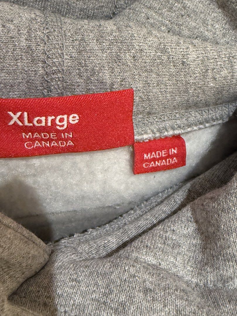 Supreme Box Logo 連帽衛衣 （分類：衛衣）位於 Hong Kong。 由 glcnetkk 提交（商品編號 1444648336，圖片 3）。簡介： Supreme 灰色 Box Logo 連帽衛衣，加拿大製。XL碼。前面有經典 Box Logo，後面係素色。衫身有口袋。著落好舒服，適合冬天著。有興趣可以問吓。。