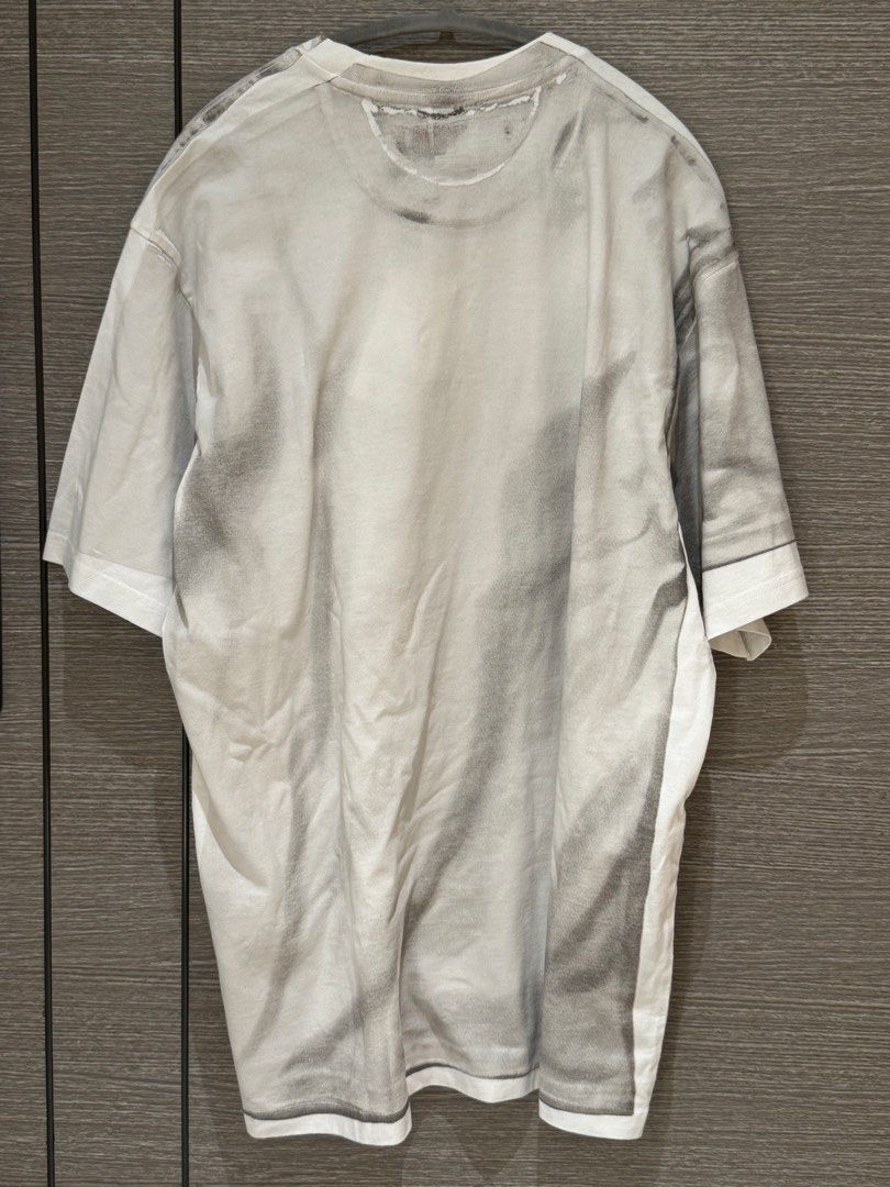 Supreme x MM6 box logo tee （分類：T-shirt、恤衫、有領衫）位於 Hong Kong。 由 glcnetkk 提交（商品編號 1444648250，圖片 3）。簡介： Supreme Box Logo Tee，呢件有特別嘅圖案印花，好有設計感。著上身好有型，絕對係街頭潮流必備單品。有興趣就快啲 DM 我啦！。
