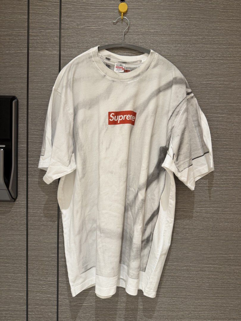 Supreme x MM6 box logo tee （分類：T-shirt、恤衫、有領衫）位於 Hong Kong。 由 glcnetkk 提交（商品編號 1444648250，圖片 1）。簡介： Supreme Box Logo Tee，呢件有特別嘅圖案印花，好有設計感。著上身好有型，絕對係街頭潮流必備單品。有興趣就快啲 DM 我啦！。