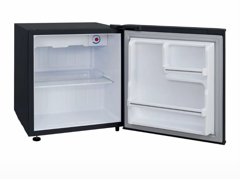 TCL TR-59PHB 1.8 cu. ft. Single Door Refrigerator (Category: Refrigerators and Freezers) located in Mabalacat. Submitted by jazzy_02 (Listing ID 1444497463, Image 3). Description: The TCL TR-59PHB is a compact 1.8 cu. ft. single-door mini refrigerator. It is an ideal space-saving solution for bedrooms, dorms, or offices. 📍KEY FEATURES : Capacity: 1.8 cubic feet Defrost System: Manual Defrost Coolant: Eco-friendly R600a refrigerant Controls: Adju