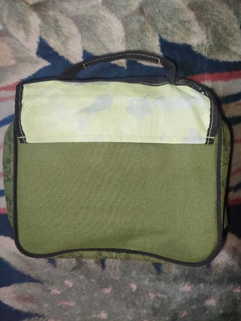 Thermos Camo Skull Lunch Bag y2k (Category: Belt bags, Clutches and Pouches) located in Quezon City. Submitted by pezx0 (Listing ID 1444550709, Image 2). Description: - 400+sf - no issue - tylish camouflage thermos lunch bag - Features a cool skull and wings graphic on the front - Inside lining with repeating skull pattern - Secure zipper closure - Convenient top handle for easy carrying - Ideal for packing lunches and keeping food fresh.