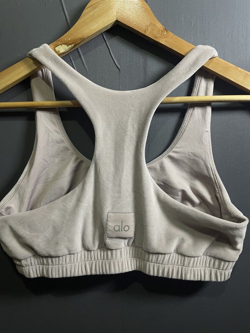 This Alo Yoga Velour Glimmer Scoop Neck Bra (Category: Activewear) located in Bacoor. Submitted by southhustlaaaaa (Listing ID 1444543796, Image 2). Description: Alo Yoga Velour Glimmer Scoop Neck Bra no issue excellent condition size:small on tag.