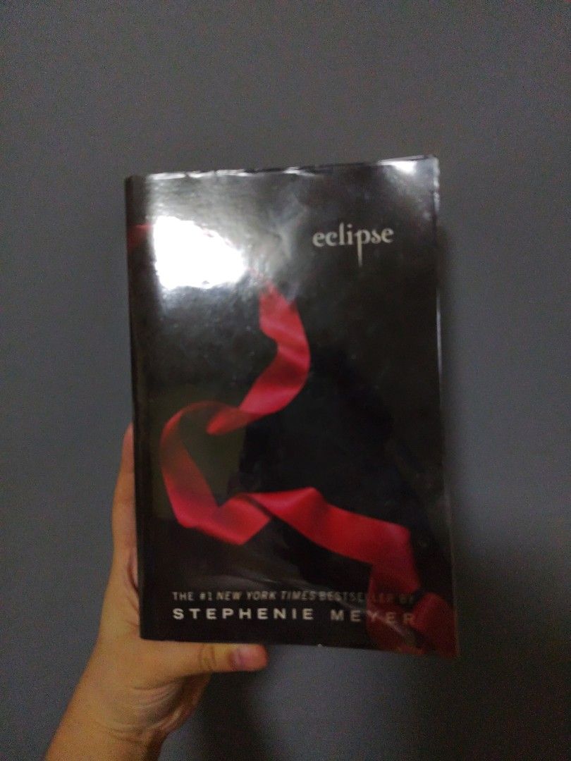 Twilight -eclipse chapter (Category: Storybooks) located in Singapore. Submitted by weiweiweeiiiii (Listing ID 1444648629, Image 1). Description: the condition of the book is pretty bad hence the price.