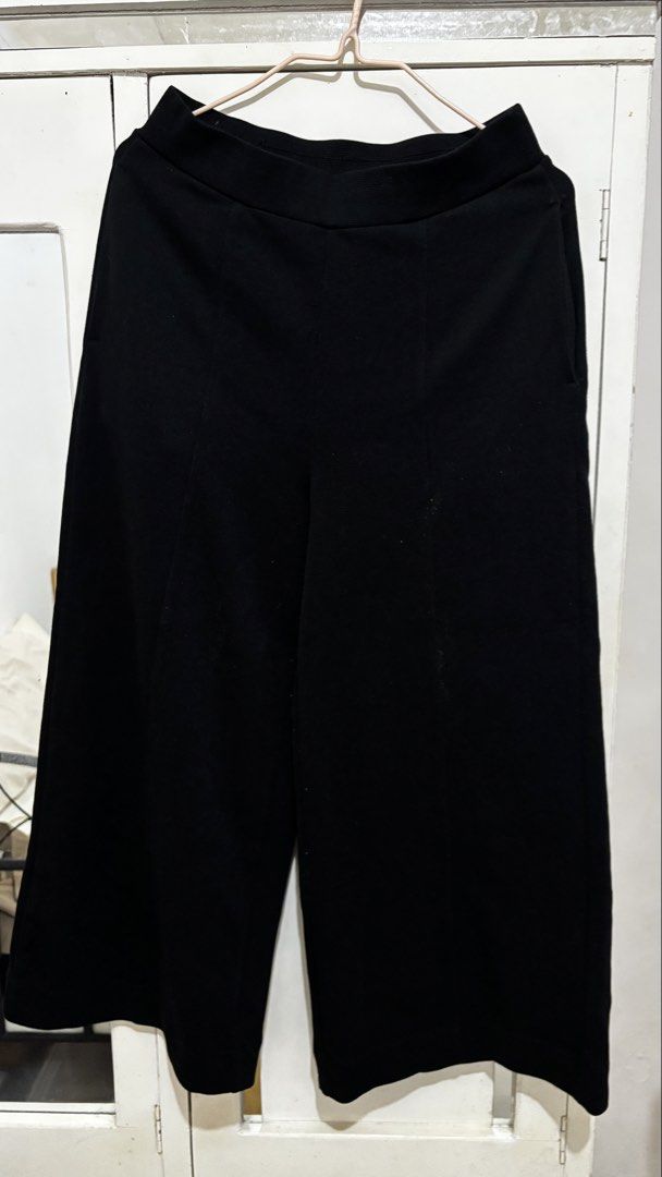 Uniqlo Black Cullotes (Category: Other Bottoms) located in Balanga. Submitted by pmcgee (Listing ID 1444612184, Image 1). Description: .